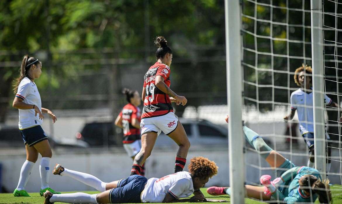 Flamengo vence Bahia e assume liderança do Brasileiro Feminino