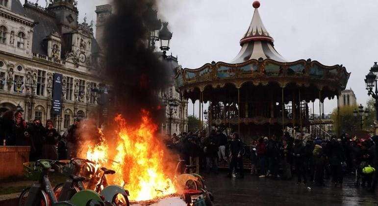 Macron promulga a reforma da previdência na França, e 112 manifestantes são presos em Paris