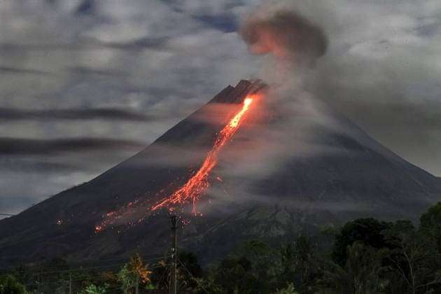 Espetáculo perigoso: vulcão que já matou centenas em 2010 cria 'rio de lava' e coluna de fumaça de 7 km