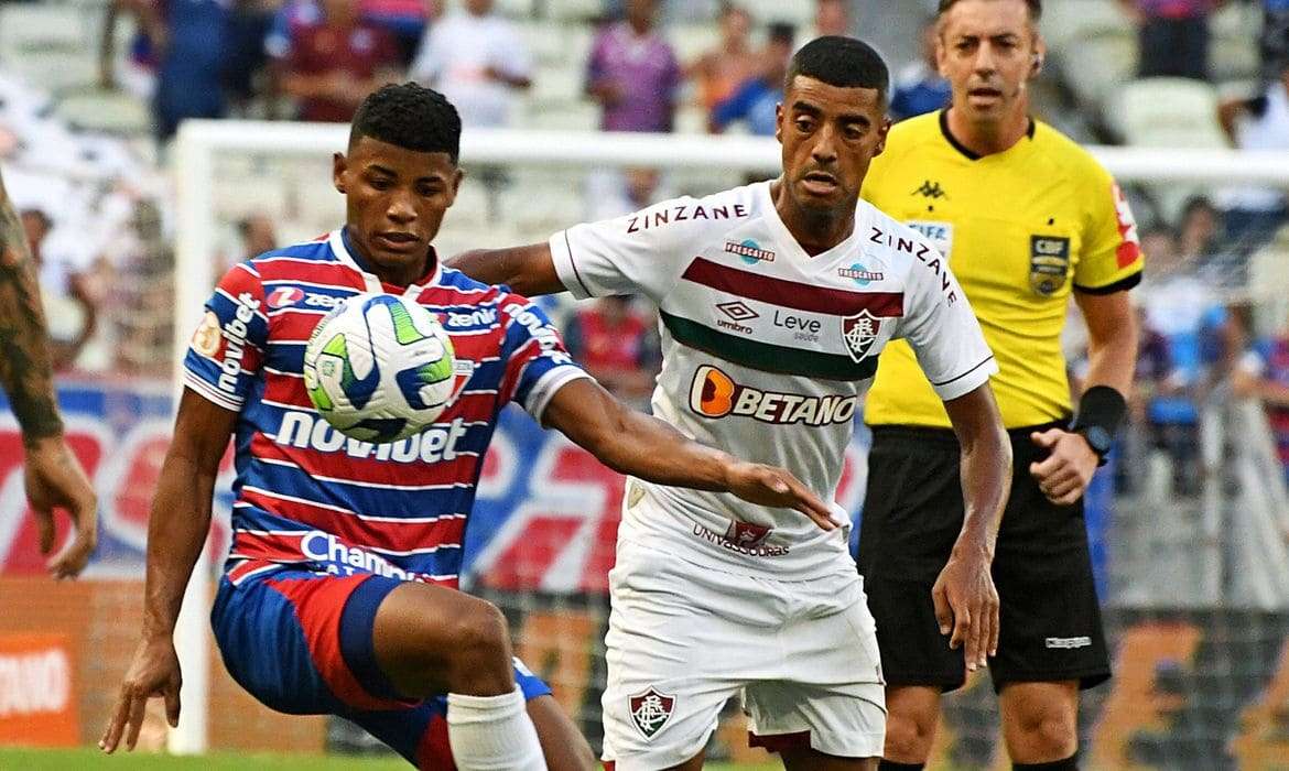 Fortaleza derrota Fluminense e vira líder provisório do Brasileirão