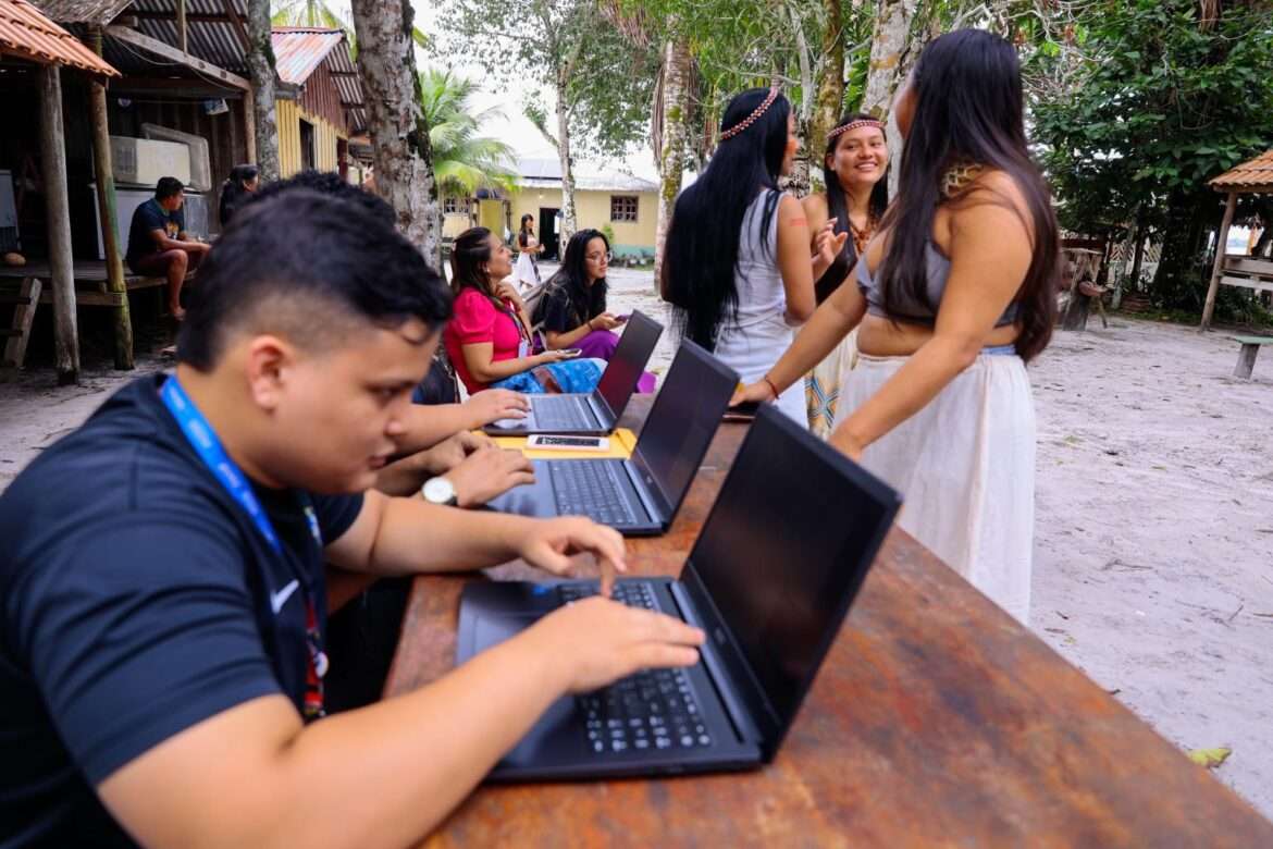 Prefeitura de Manaus inscreve artesãos indígenas kambebas no curso English Manaus