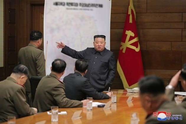 Kim Jong-un ordena a chefes militares intensificar preparação 'prática e ofensiva' para guerra