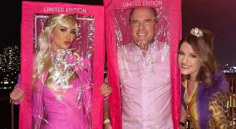 Ana Paula Siebert e Roberto Justus se fantasiam de Barbie e Ken