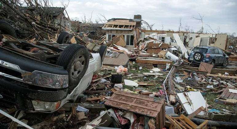 Tornado e tempestade matam 4 pessoas nos Estados Unidos, 78 mil ficam sem energia