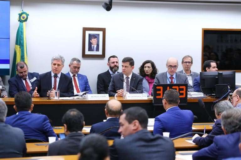 Deputados cobram de ministro medidas contra invasões de terras feitas pelo MST