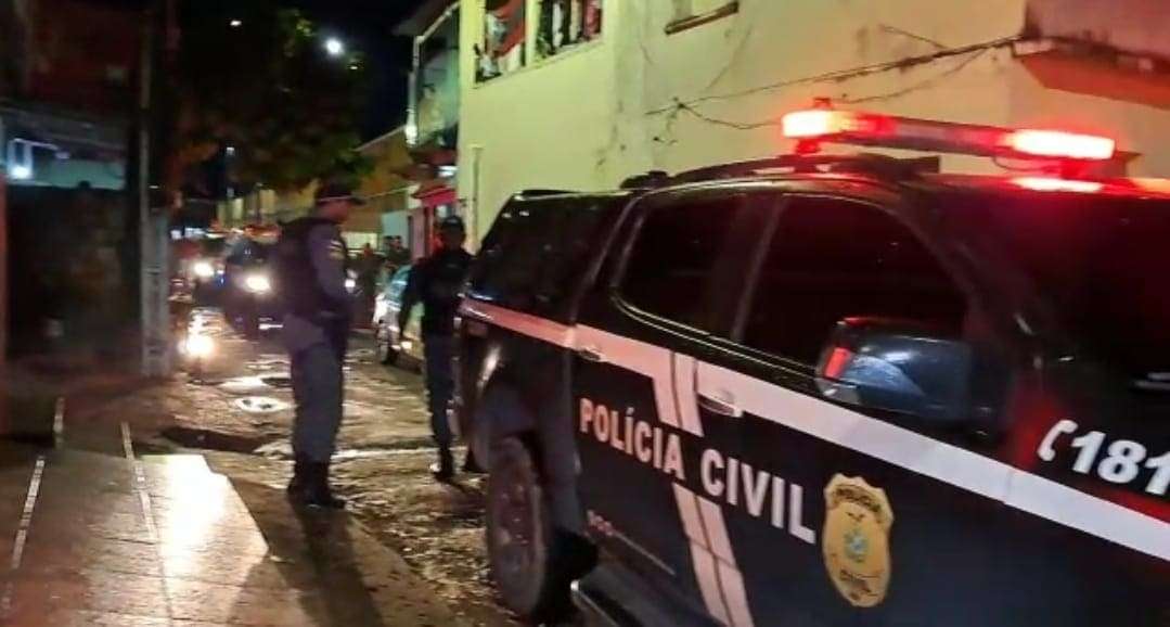 Mulher é assassinada com mais de 20 tiros na frente dos filhos