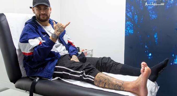 Neymar volta para Paris, e PSG diz que recuperação dele é tranquilizadora