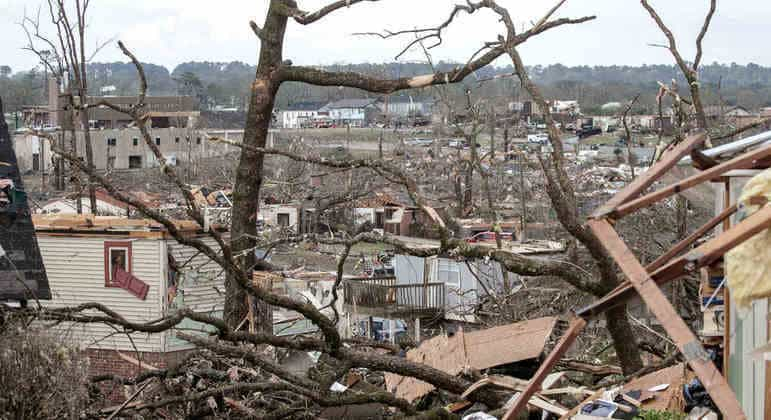 Sobe para 22 o número de mortos após passagem de tornados e tempestades nos EUA