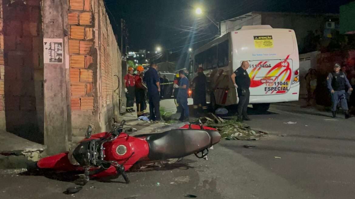 Mãe morre e filho fica ferido em acidente entre moto e ônibus