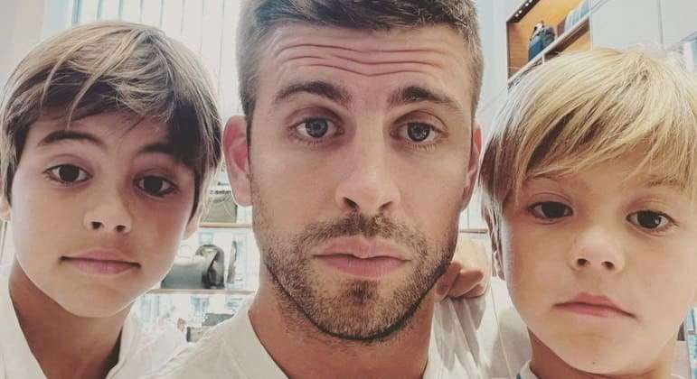 Piqué está furioso com mudança de Shakira e dos filhos para Miami, diz revista