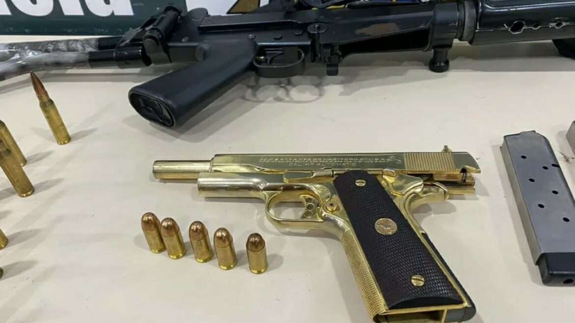 PM prende 26 e apreende nove fuzis e pistola de ouro em ações no Rio de Janeiro