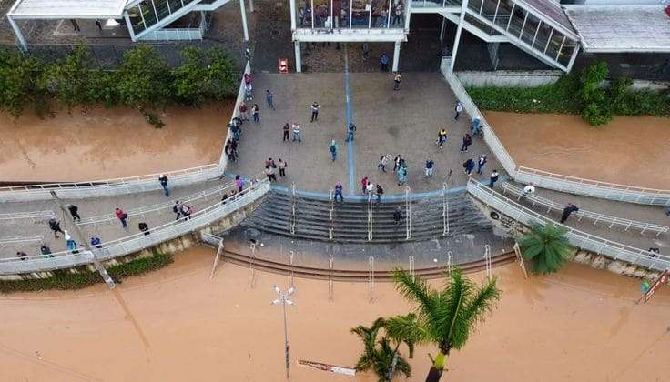 Ruas de Franco da Rocha (SP) são cobertas por água e lama após fortes chuvas; veja imagens