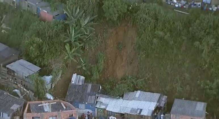 Quatro pessoas são soterradas após deslizamento de terra em Santo André (SP)