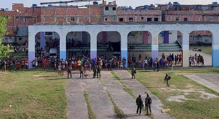 Criminosos são presos após invadir escola durante fuga na Maré (Rio)