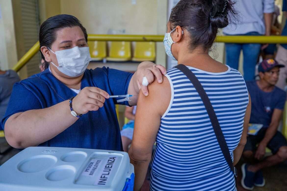 Público a partir de 18 anos começa a receber a vacina bivalente contra a Covid-19 em Manaus