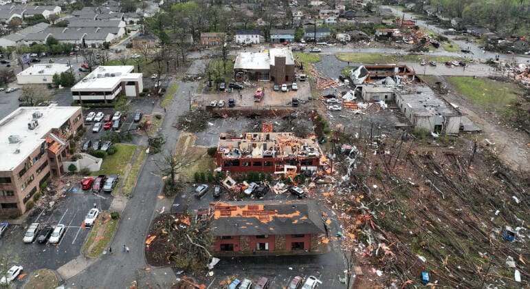 Veja imagens das cidades destruídas por tornados e tempestades que atingiram os EUA