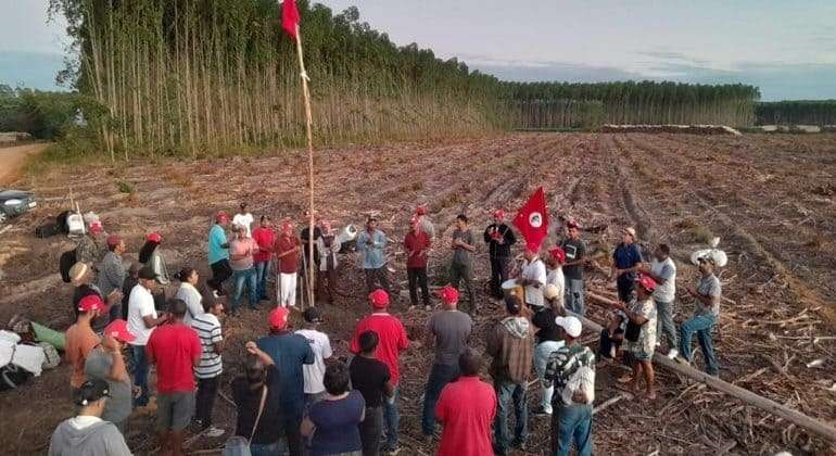 Bancada ruralista pede investigação e prisão do líder do MST