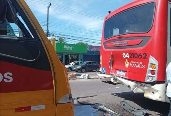 Colisão entre micro-ônibus 'amarelinho' e ônibus deixa passageiros feridos em Manaus