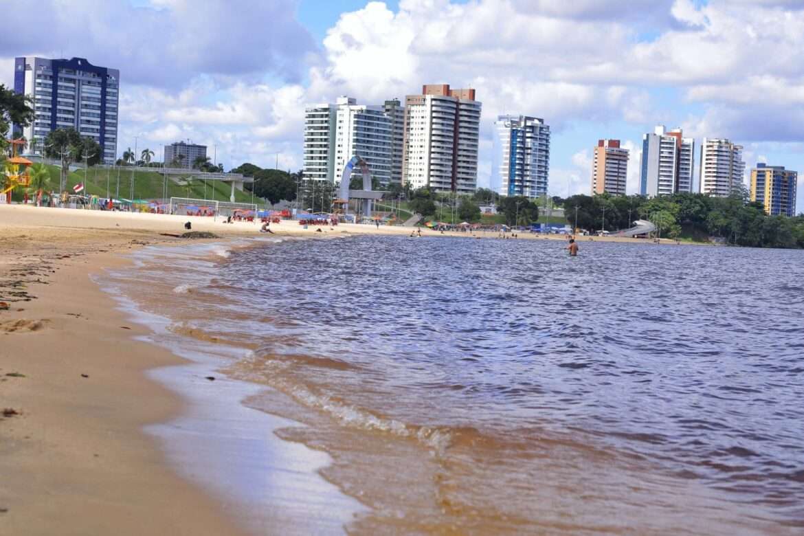 Prefeitura orienta banhistas para cuidados com cheia e estreitamento da faixa de areia