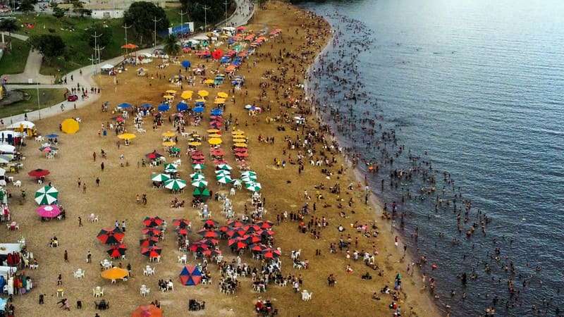 Dia ensolarado leva milhares de pessoas para as areias da Ponta Negra