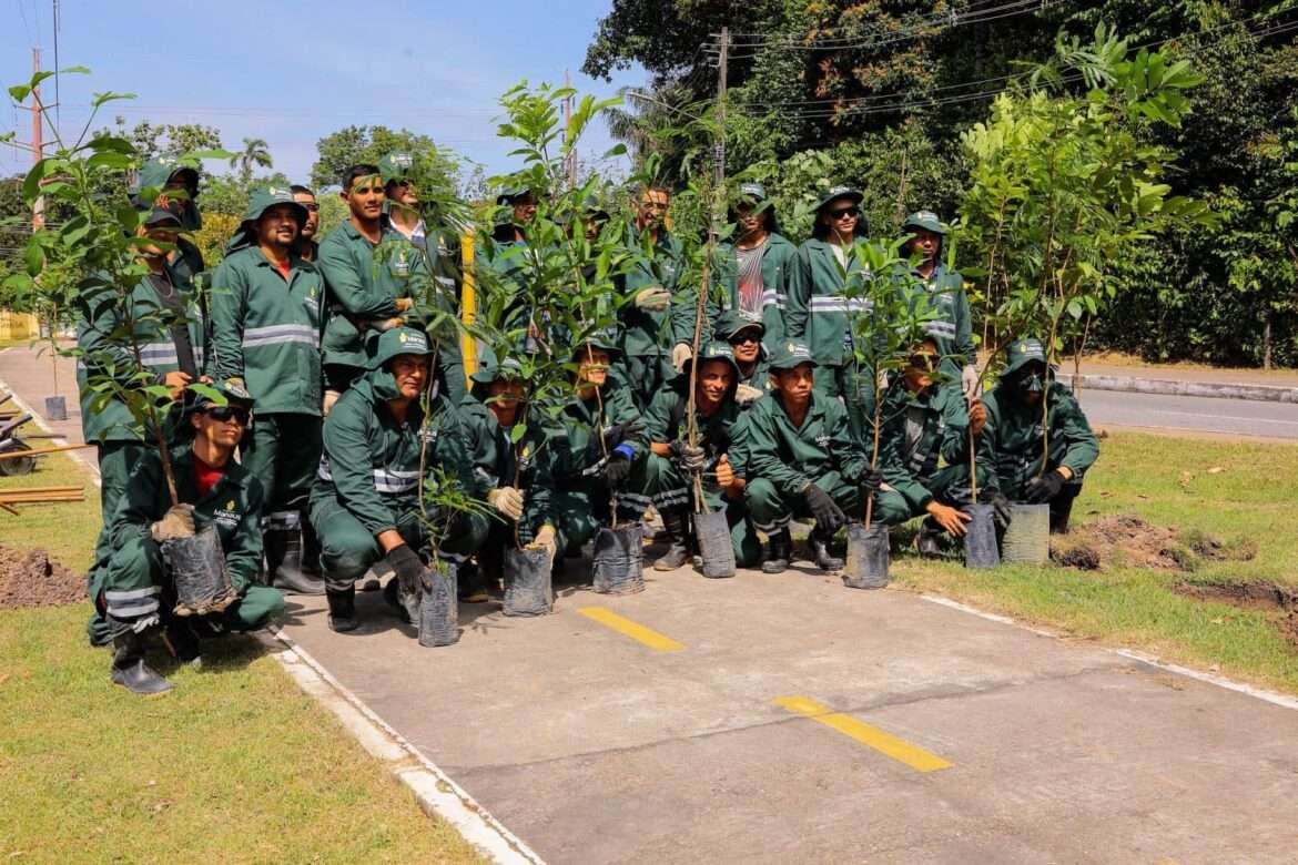 Prefeitura de Manaus realiza o plantio de 230 mudas de plantas nesta sexta-feira