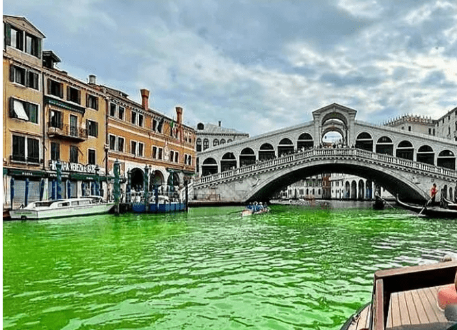 Líquido verde mancha canal de Veneza