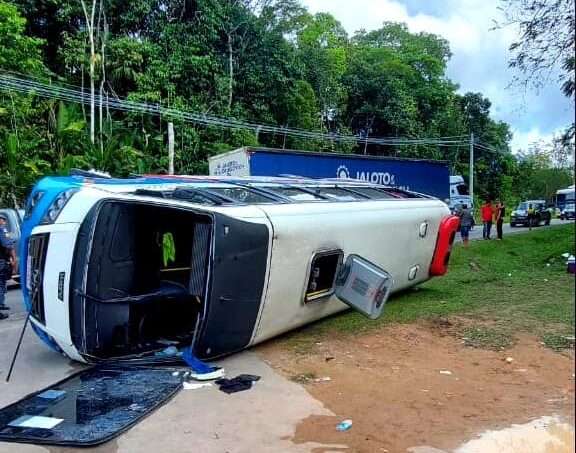 Corpo de Bombeiros socorre vítimas de acidente entre carreta e micro-ônibus na BR-174
