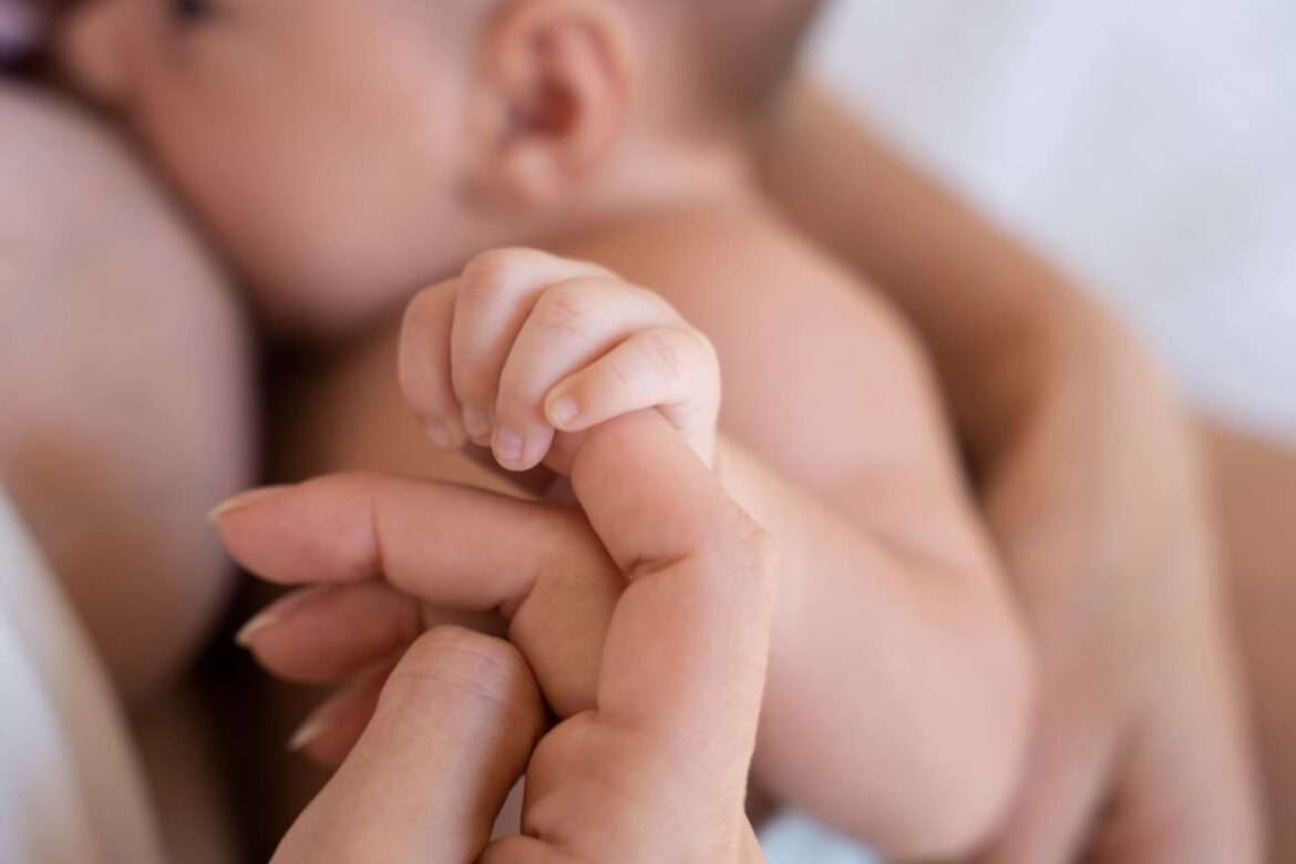 A amamentação beneficia a saúde da mãe e do bebê, afirma ginecologista do Hapvida