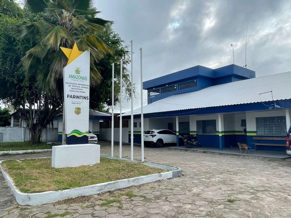 Dono de escola de futebol é preso por estupro de vulnerável praticado contra três alunas, em Parintins