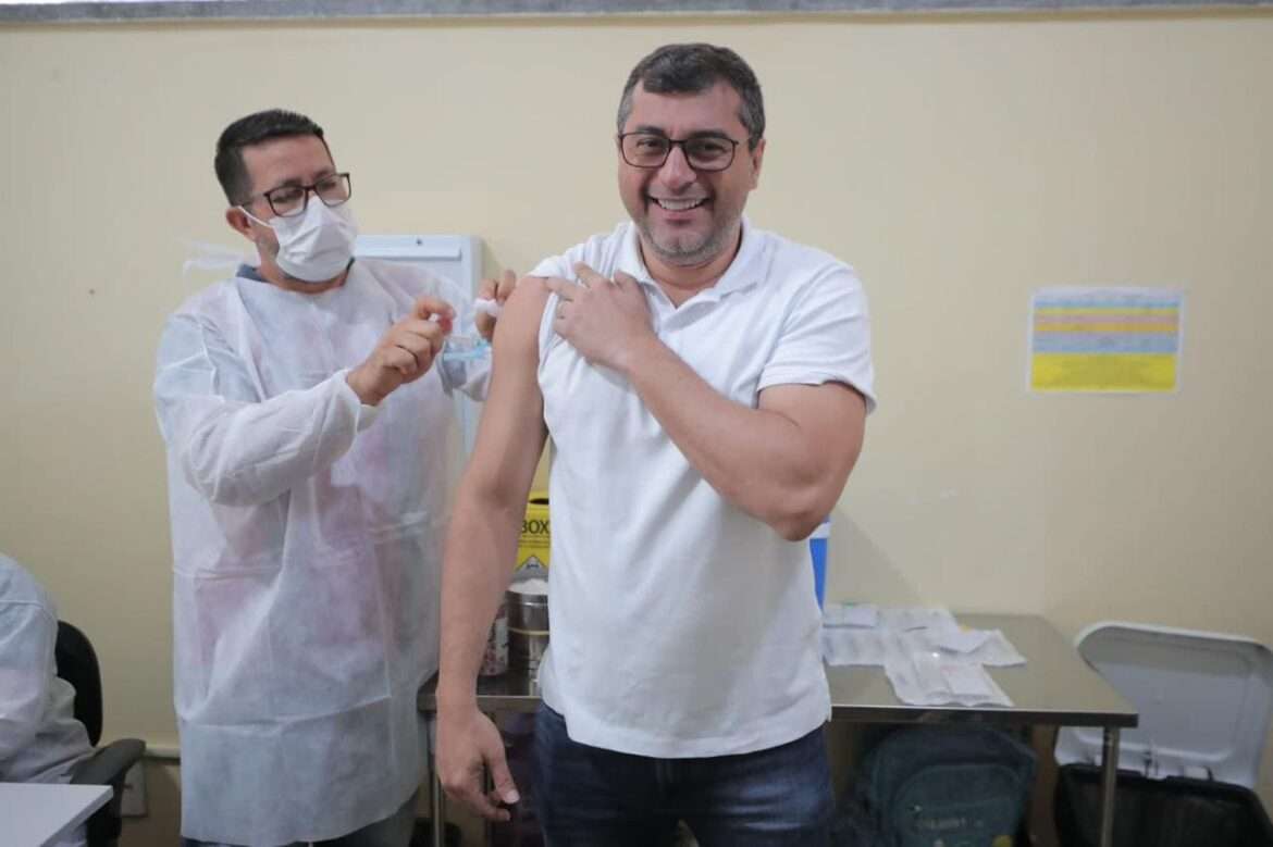 Vídeo: Wilson Lima atualiza cartão de vacinação contra Influenza e Covid-19 e reforça convite para população se imunizar