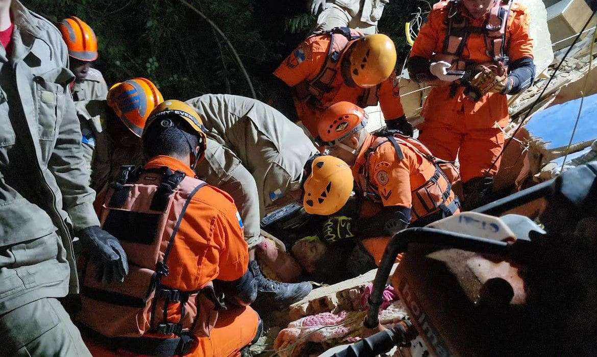 Desabamento deixa morto e feridos no Rio de Janeiro 