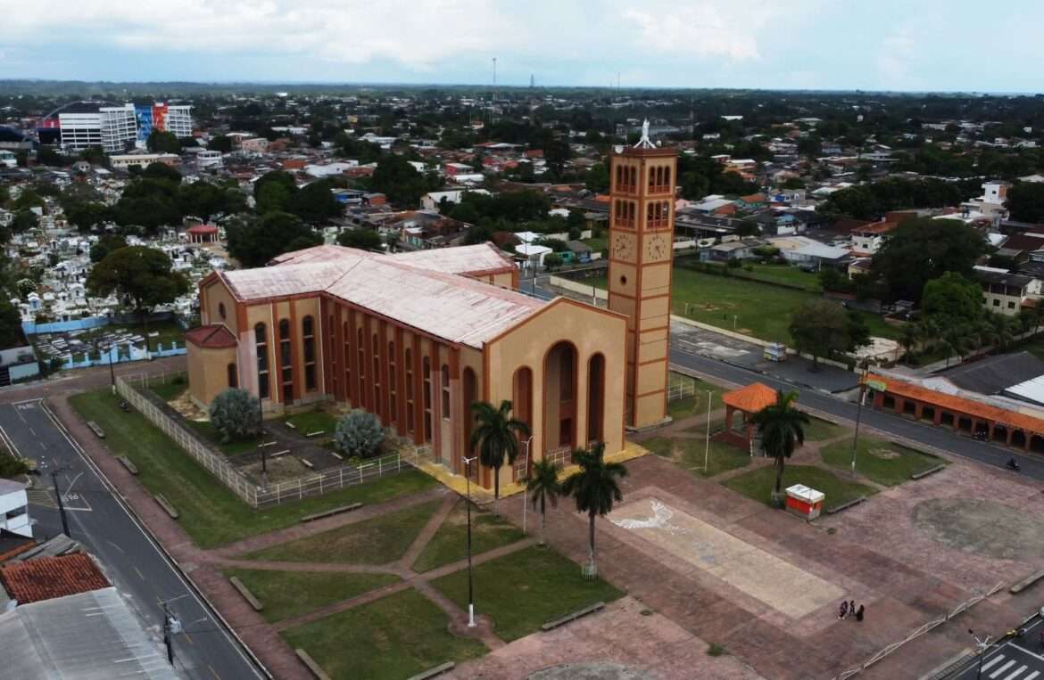 Temporal causa alagamentos em Parintins, no interior do AM