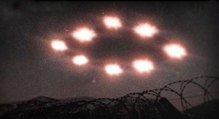Ataque de aliens? OVNIs brilhantes e misteriosos sobrevoam base da Força Aérea americana