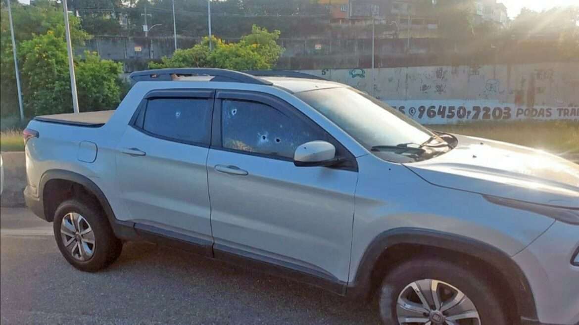 Mulher tem pick-up fuzilada e morre em acesso a viaduto