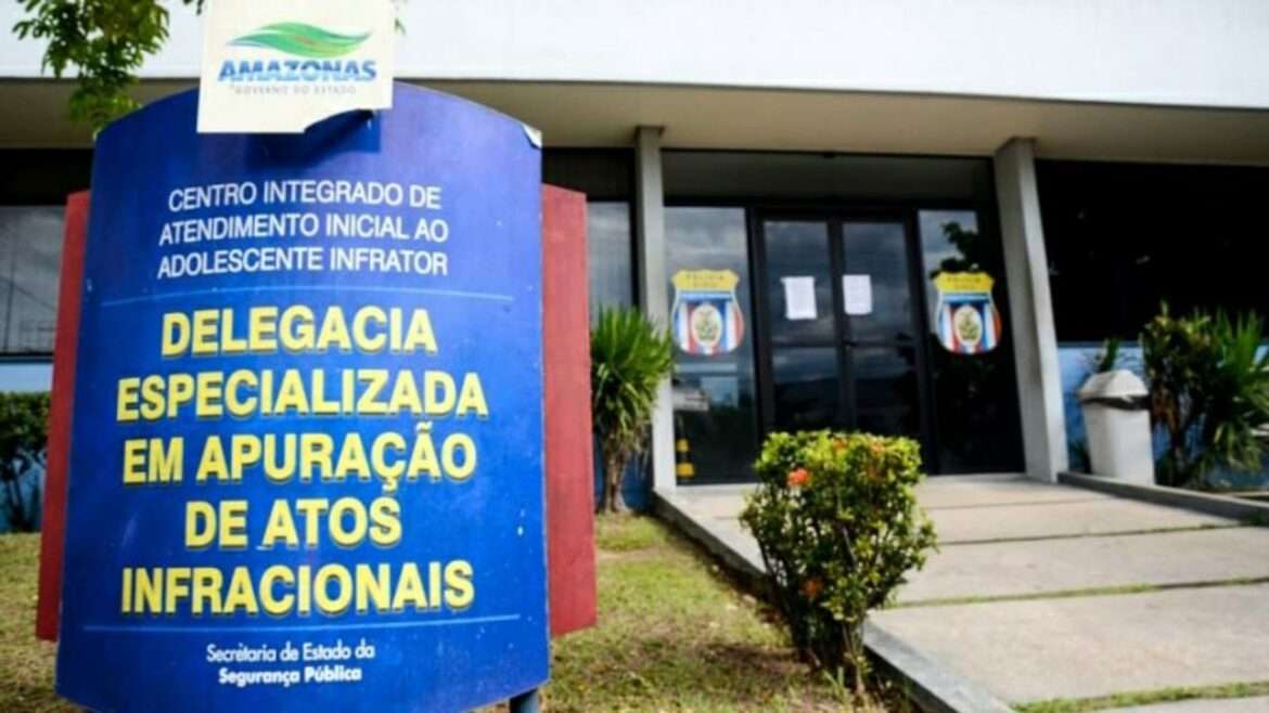 Durante a apresentação de um trabalho em grupo, a jovem agredida sorri depois que o adolescente pronuncia uma palavra errada. Ele interrompe a apresentação que estava iniciando e, sem dizer nenhuma palavra, puxa uma caneta do bolso e caminha em direção à vítima. Primeiro, ele desfere um golpe no rosto dela, e segue atacando menina, que grita ao se dar conta da agressão. Logo em seguida, colegas avançam na direção dos dois para interromper os golpes e separar a confusão. A Delegacia Especializada de Apuração de Atos Infracionais (Deaai) foi chamada e conduziu o adolescente até a delegacia. De acordo com a delegada Juliana Tuma, titular da Deaai, ele deve permanecer na Especializada até o fim da apuração do caso. A vitima será encaminhada ao exame de corpo de delito para entender e verificar a extensão e a gravidade das lesões. A mesma recebeu os primeiros atendimentos hospitalar e está em estado estável.