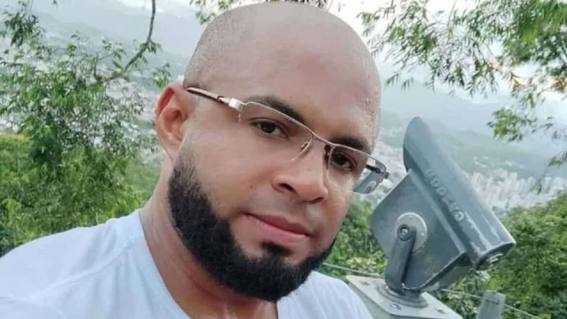 Psicólogo acusado de assassinato transmite confronto com a polícia ao vivo nas redes sociais