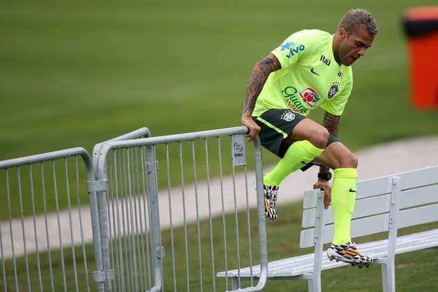 Preso há 125 dias, Daniel Alves é o quarto jogador de futebol com mais tempo de cadeia por estupro