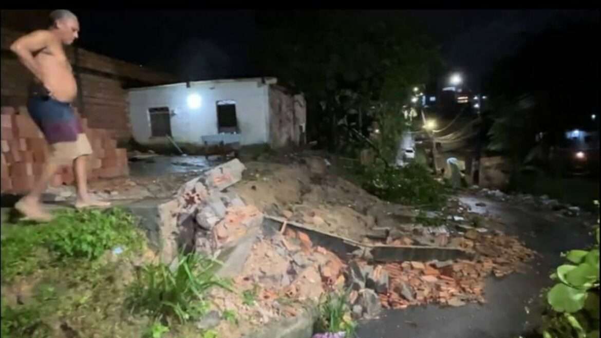 Muro de 24 metros desaba devido a forte chuva em Manaus