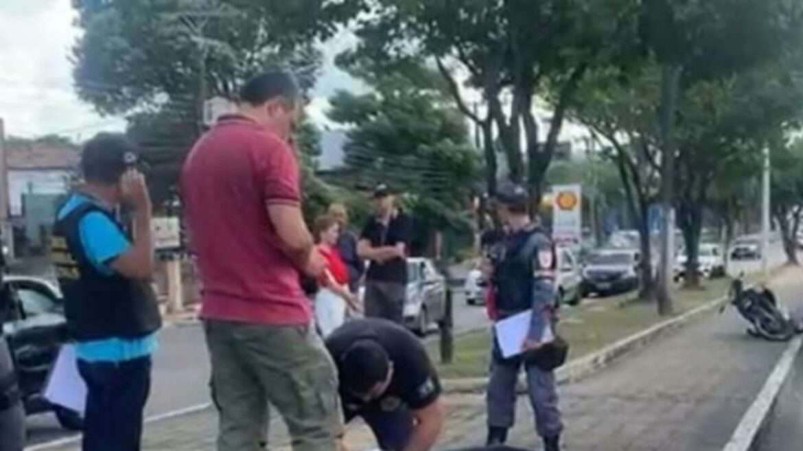 Motociclista sobe canteiro e morre ao colidir contra árvore