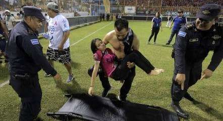 Tumulto deixa ao menos 12 mortos em partida de futebol em estádio de El Salvador