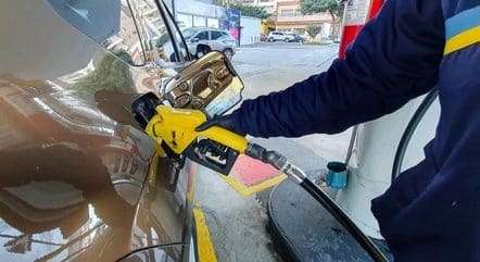 Após redução da Petrobras, preço da gasolina tem leve queda nos postos