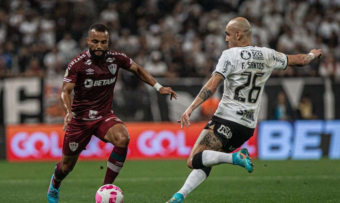 Fluminense enfrenta Corithians tentando retomar o caminho das vitórias