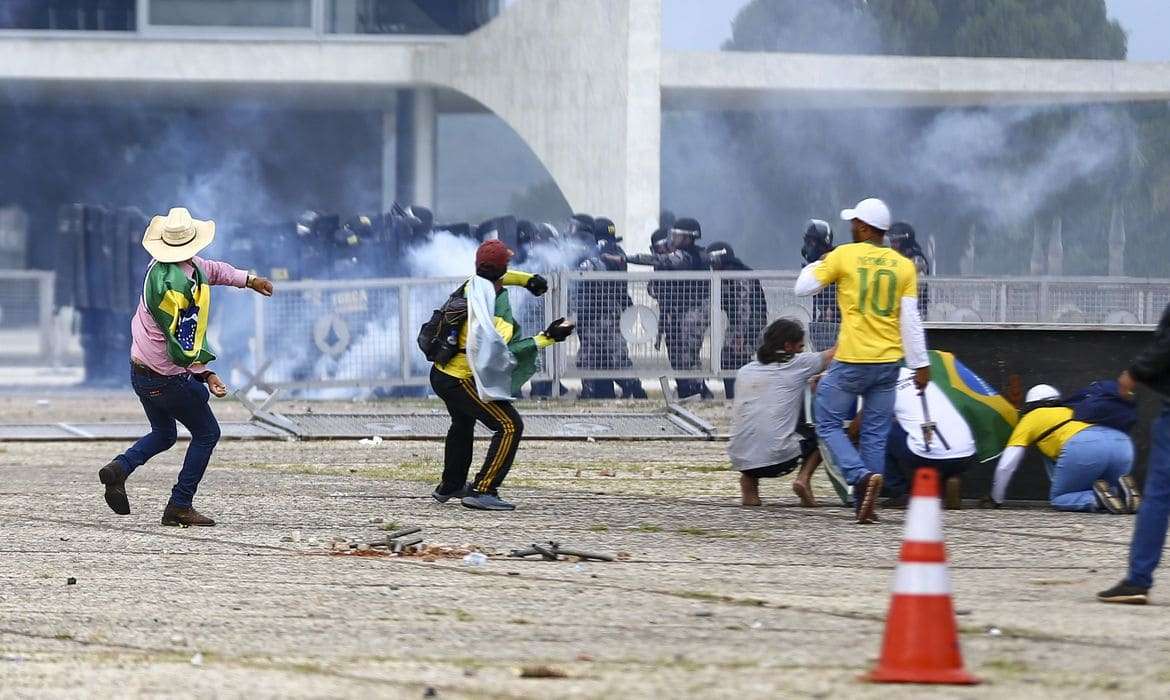 Justiça da Argentina ordena prisão de 61 foragidos do 8 de janeiro