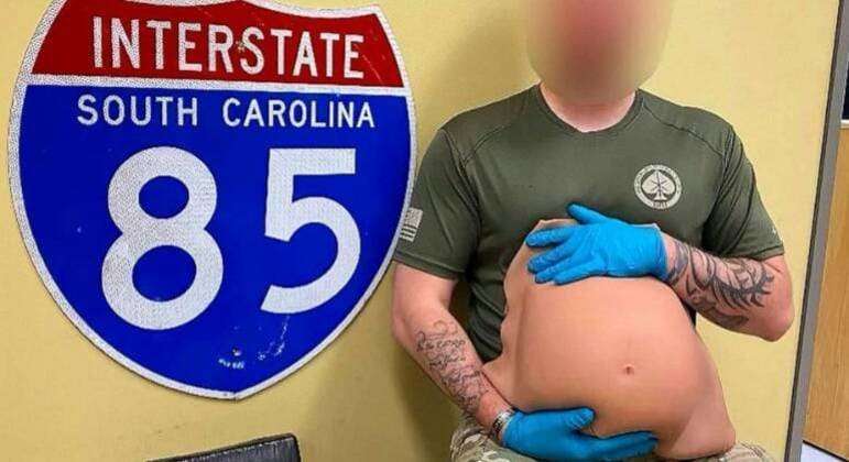 Mulher usa barriga de grávida falsa para esconder 1,5 kg de cocaína