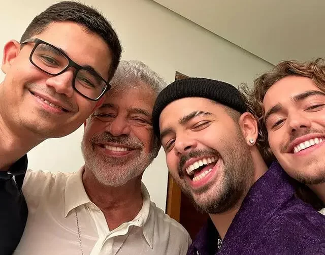 Pedro Sampaio posta foto com o namorado pela primeira vez após se assumir