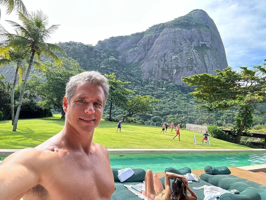 Marcio Garcia mostra domingo em família em sua mansão no Rio, com campo de futebol e piscina