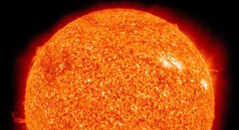 Cientistas flagram planeta sendo engolido por estrela e afirmam que o mesmo acontecerá com a Terra