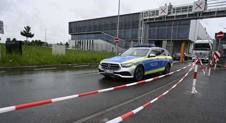 Homem invade fábrica da Mercedes na Alemanha e mata duas pessoas