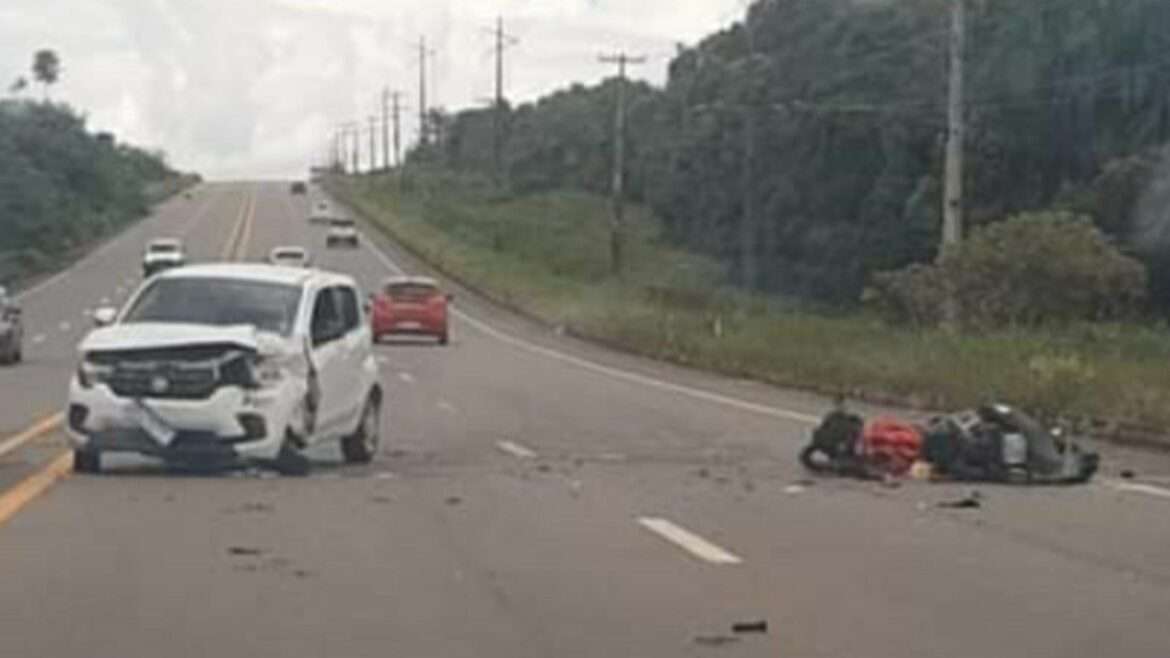 Mulher morre após colisão entre carro e moto na Am- 070