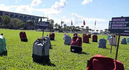 Mochilas são colocadas em frente ao Congresso para lembrar crianças mortas em ataques em escolas